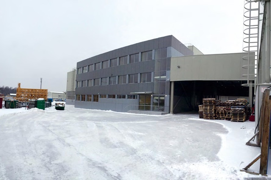 Здание склада запасных частей и пристроенное к нему административное (офисного) здание